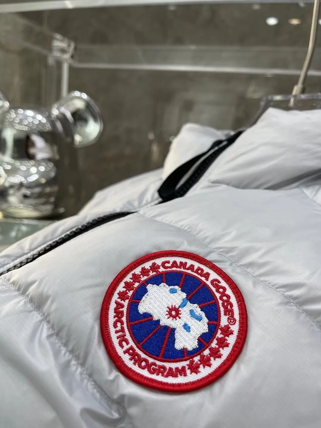 P480 top version Canadian brand vest new model Canada Goose has always been recognized as the warmest down jacket. Various Instagram celebrities, Internet celebrities, and celebrities often wear it for street photos. I make Canada Goose every year, but I still can’t get rid of my love for it. No matter how cold the days are, there is no need to be afraid, because there is! Filled with 90% white duck down, it is the legendary warmest down jacket and is known as a must-have for Arctic outdoor sports! The most popular down jacket in the world, celebrities are rushing to buy it, it is a must-have! Same style for men and women Size: xs ~ xxl